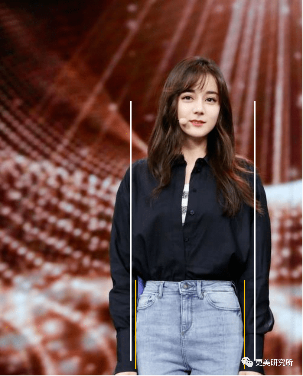 2,对比她穿牛仔裤时期的照片,胯宽明显小于肩宽