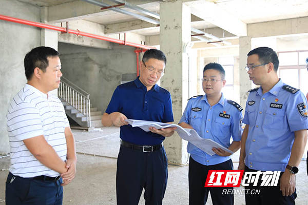 近日,衡阳市石鼓区委副书记,区长刘浪(左二)调研督导新时代县域城乡