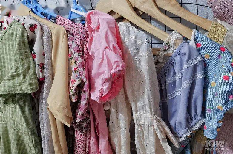 这样穿直接能瘦2个size,杭州小姐姐衣柜里十几条裙子,这些最藏肉