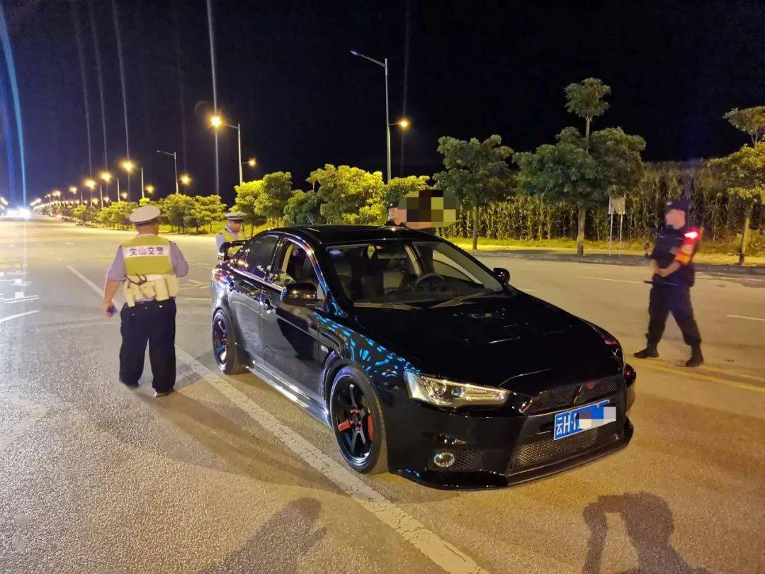 文山城区飙车党被一锅端!