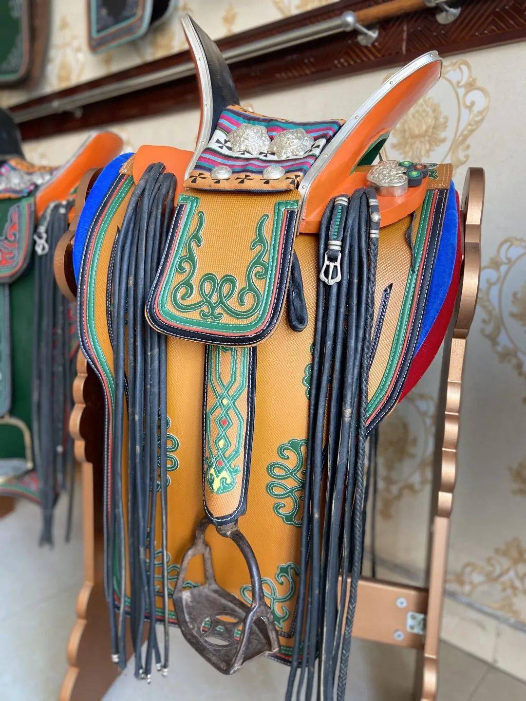 草原上世代相传的雕花的马鞍