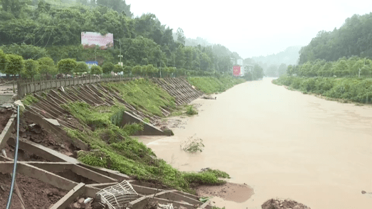 暴雨引发山洪致忠县三汇场镇被淹 90余家店铺损失较大