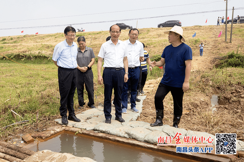 在蒋巷联圩玉丰村段解放军东部战区第73集团军某旅官兵刚刚到达,便