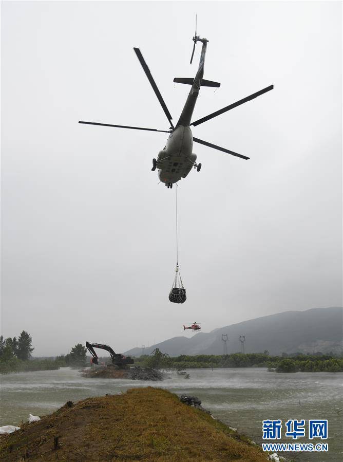当日,湖北省应急管理厅紧急调度3架直升机,在湖北省阳新县进行"水陆空