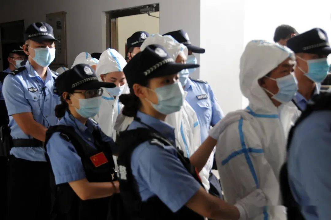 给力大理州3起涉恶案开庭27人受审