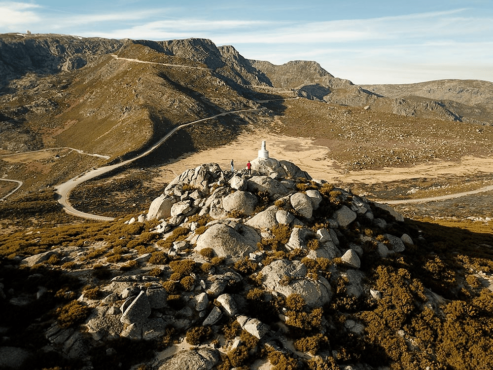 一块冰原,造就了这里独特的地质特征:冰川沉积(如拉戈阿-塞卡冰碛地)