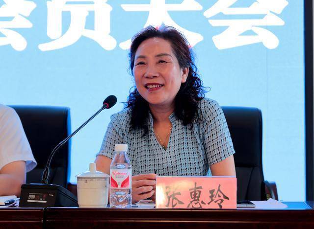 县扶贫基金会会长张惠玲发言尧坝镇党委副书记詹定奎