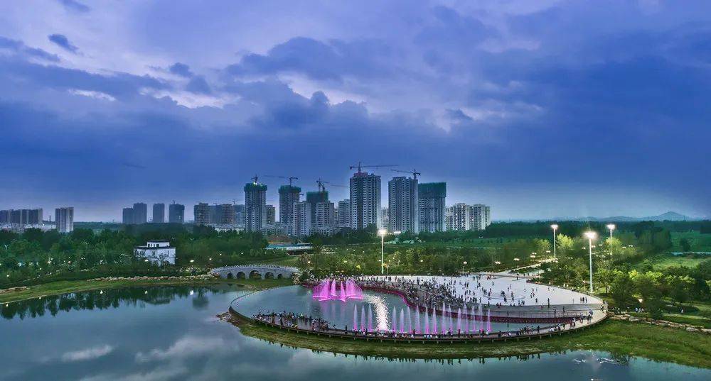 近日, 位于邹城市区北部的 朱雀山公园主景区落成.