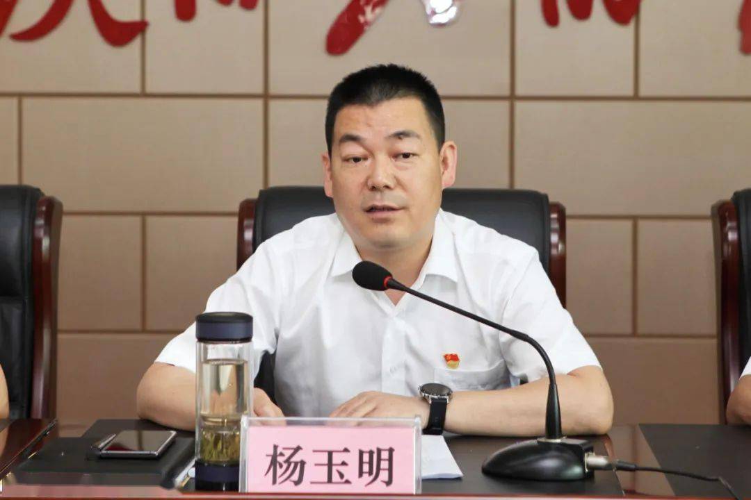 行长杜卫华全面分析了上半年业务经营情况,指出业务发展中存在的主要