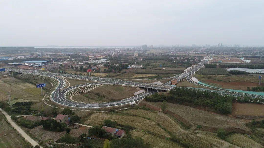 枣潜高速公路荆门北段枣潜高速通车后,对加强湖北与河南,湖南等中