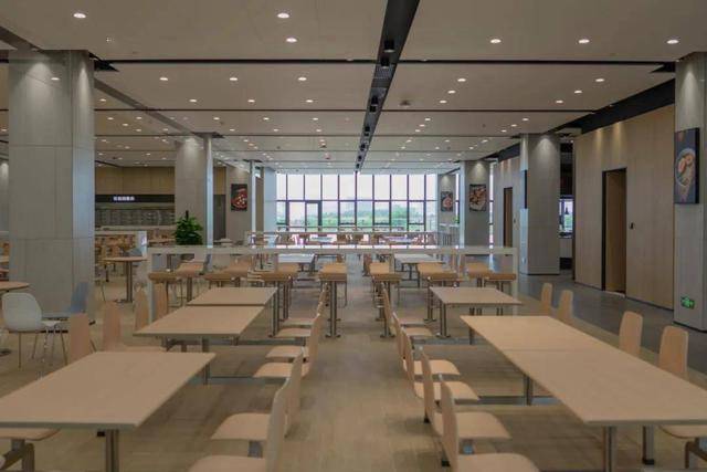 vivo新智能制造中心的办公楼可满足809人办公,宿舍大楼之间设立了文娱