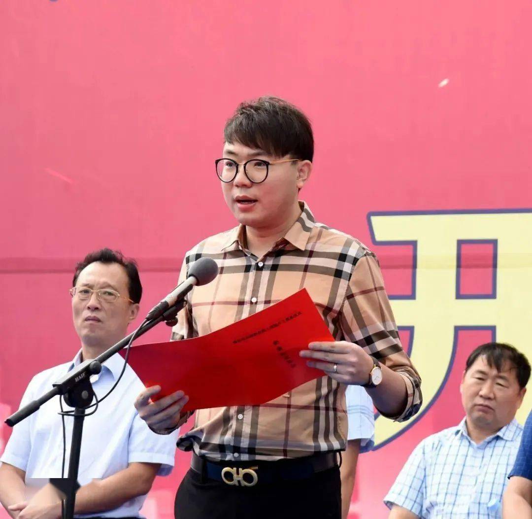 仪式上,豫东南高级职业技工学校董事长胡成伟和相关