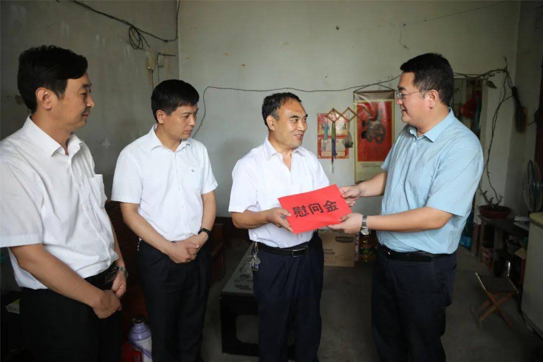 高志勇徐晓华走访慰问两矿困难党员困难职工