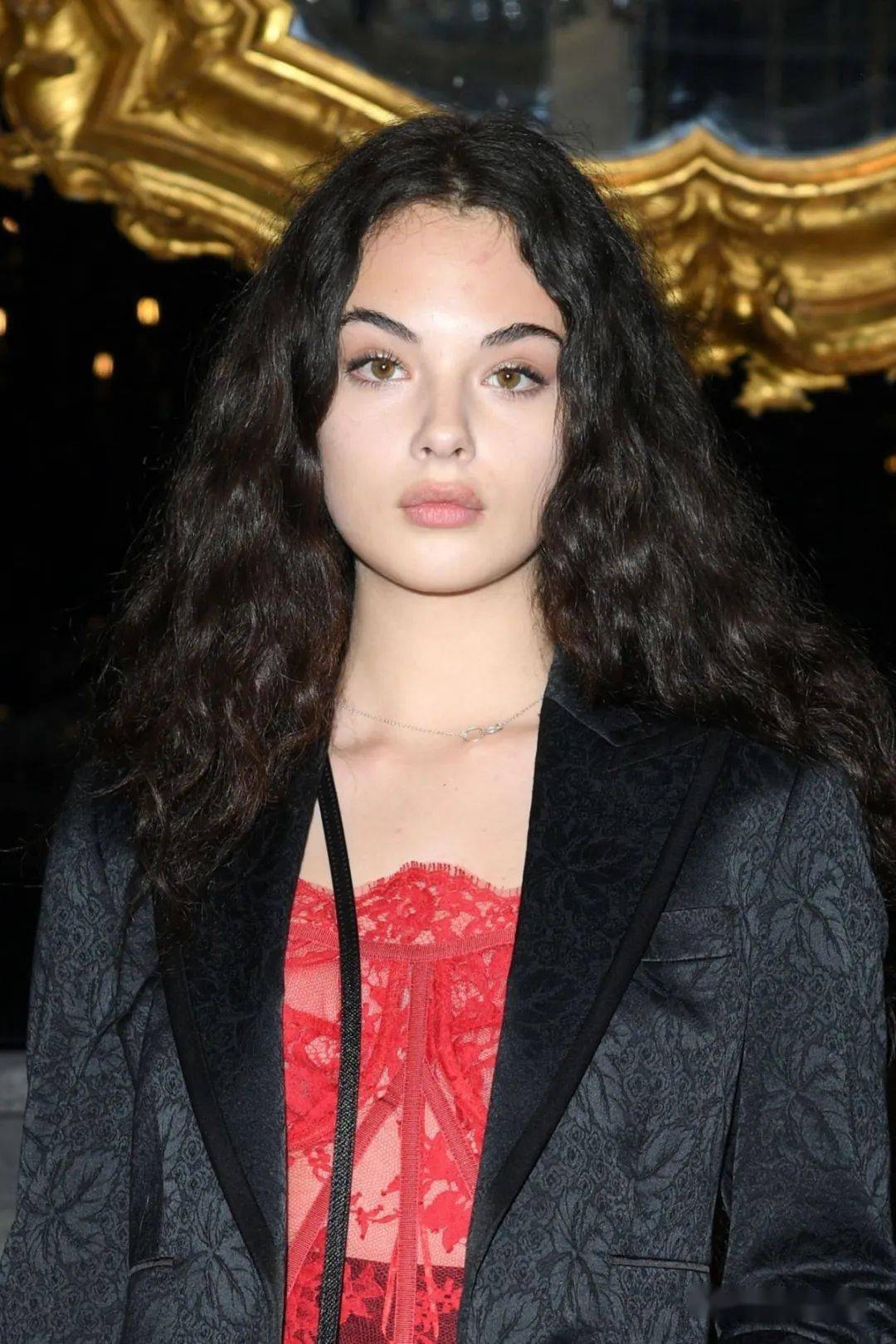 球花贝鲁奇的女儿果然越长越美欧洲最让人期待的星二代长大了