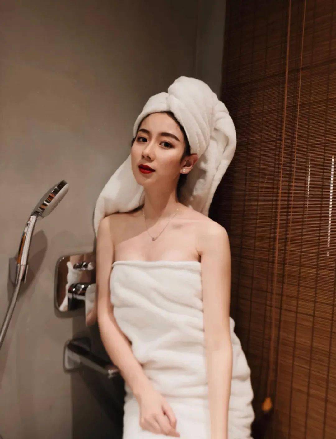 夏天背上老是长痘是时候换条吸水速干的抗菌浴巾了