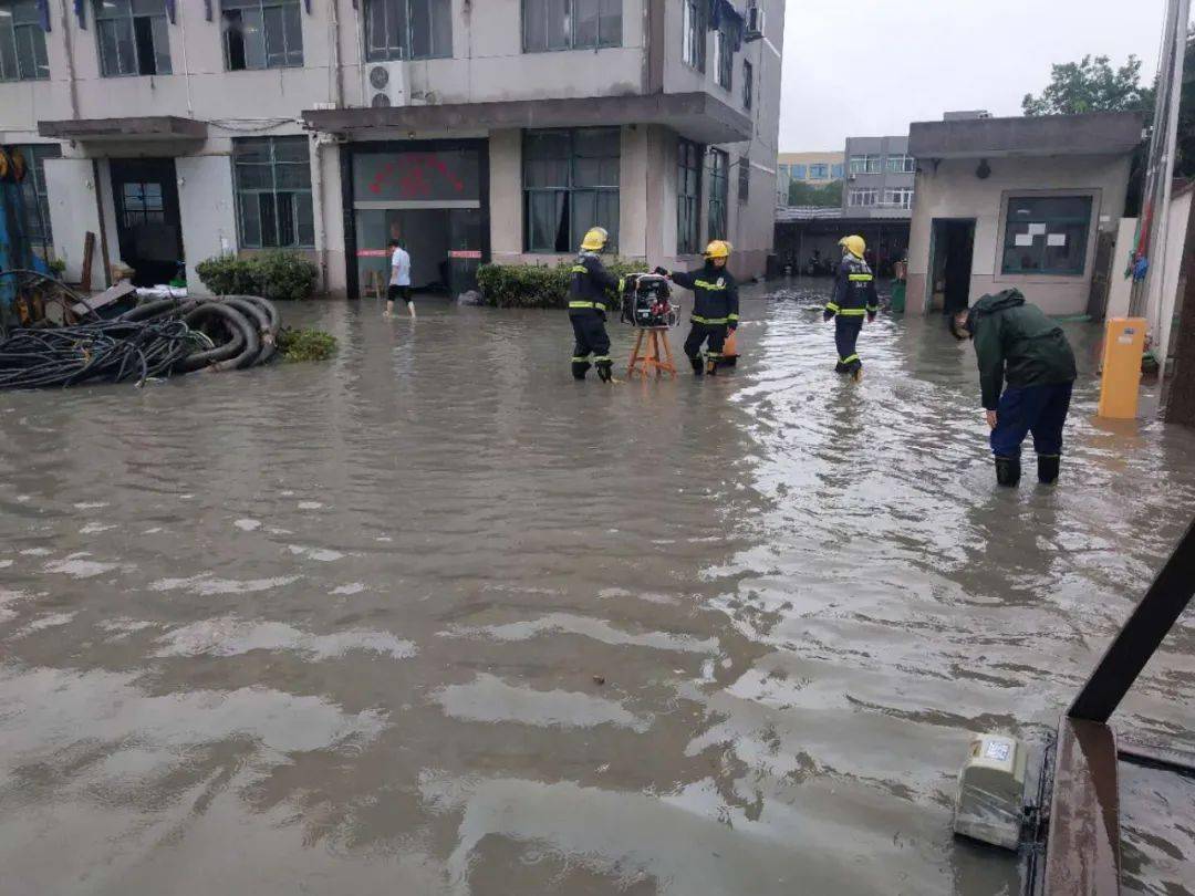 昨日入伏首日,湖州,嘉興地區出現大暴雨,消防員聞