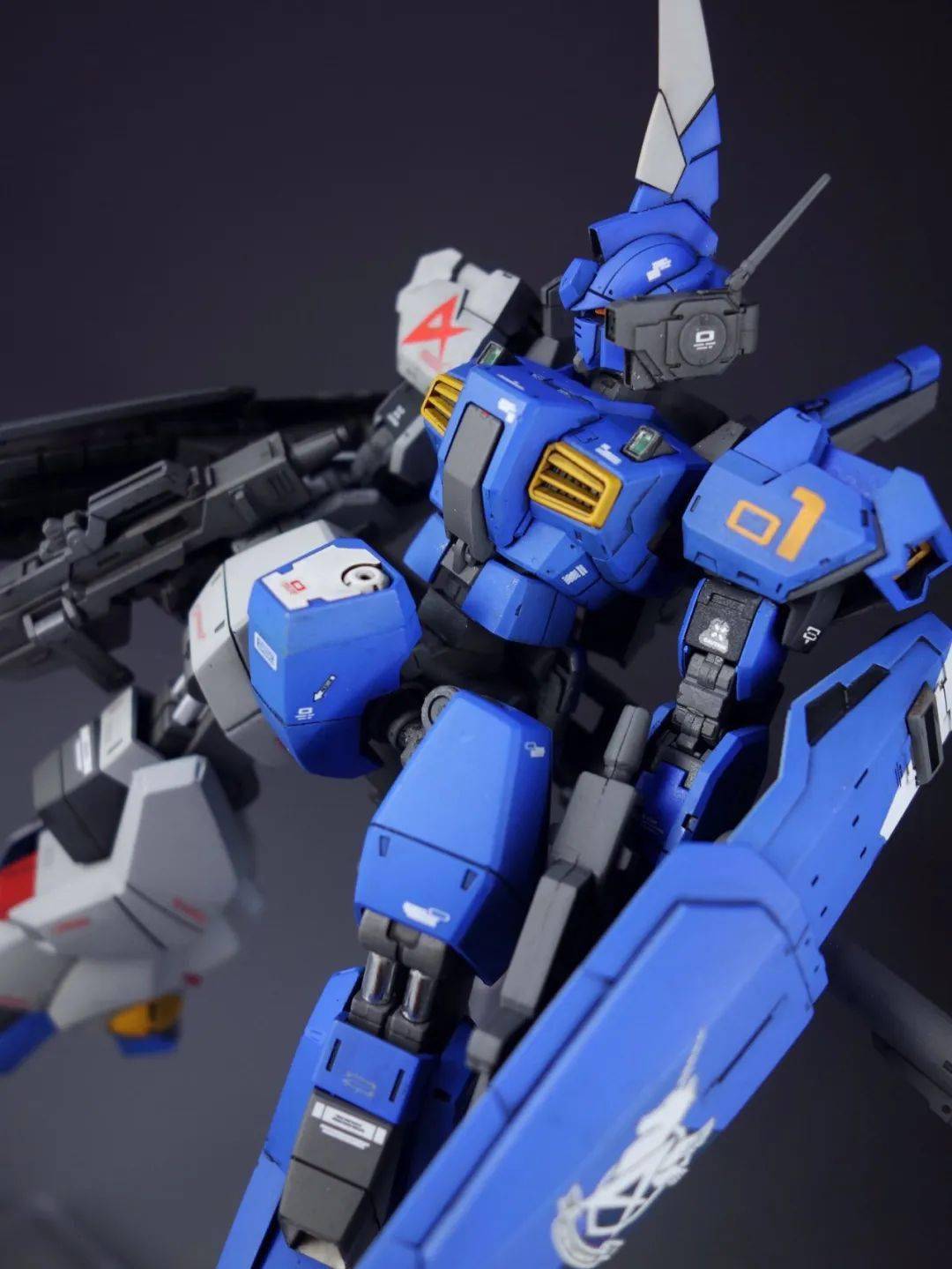 shinkimap这个作品是以rg mk2为主体进行修改让阿姆罗也能开上