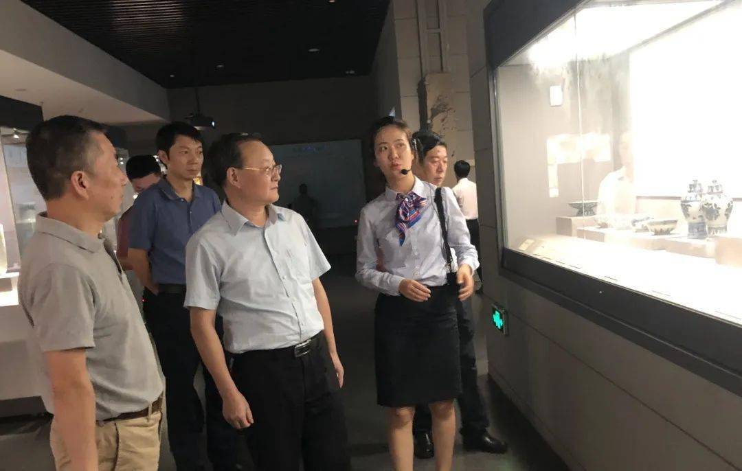 何福洲到赣州市博物馆调研