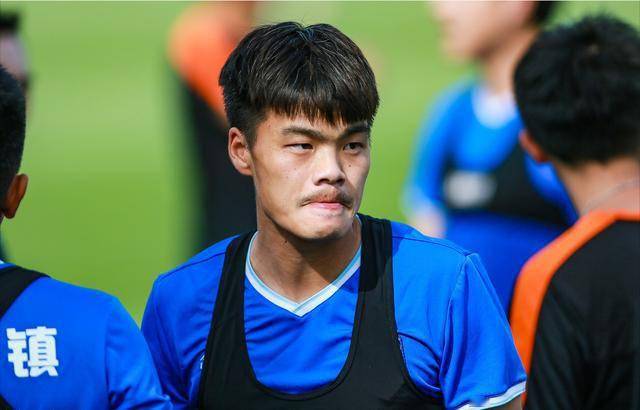 本来他是很有希望跟着郑达伦,裴帅,郜林等新援一起官宣加盟.