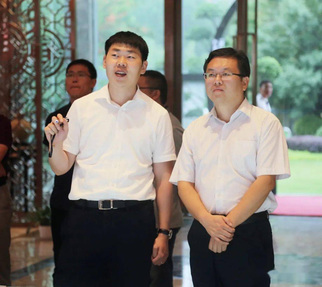 新安县副县长赵宏峰一行莅临腾飞建工集团进行实地考察