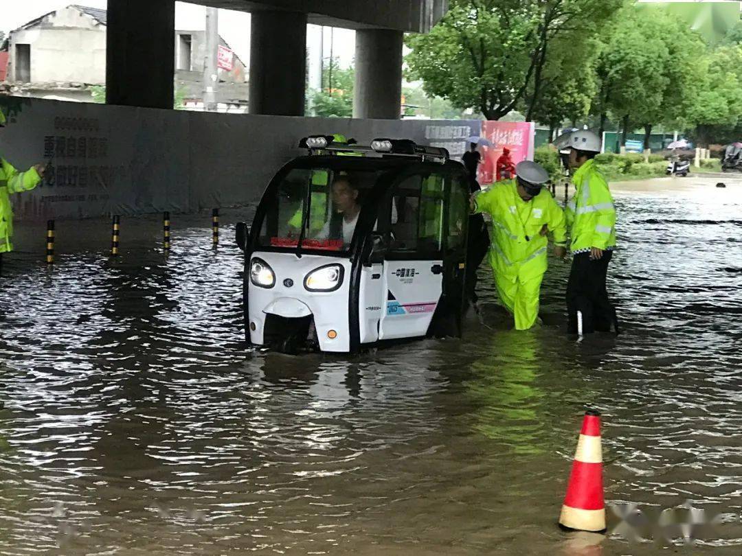 當心巢湖這段道路積水嚴重