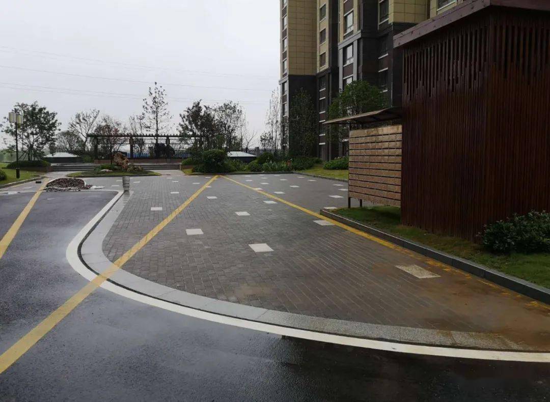 观澜悦居小区地面铺设的海绵砖