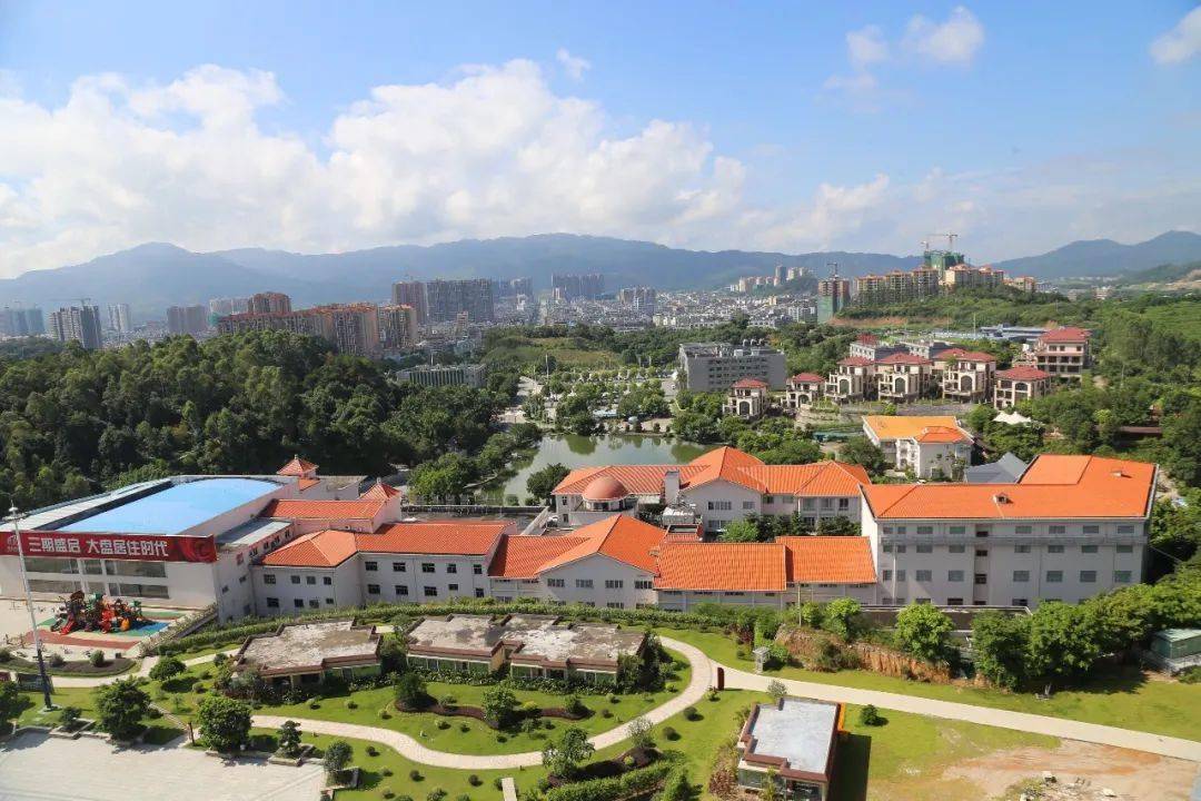 怎么回事最近很多摄影师摄影家都围着佛冈篁胜新城拍拍拍