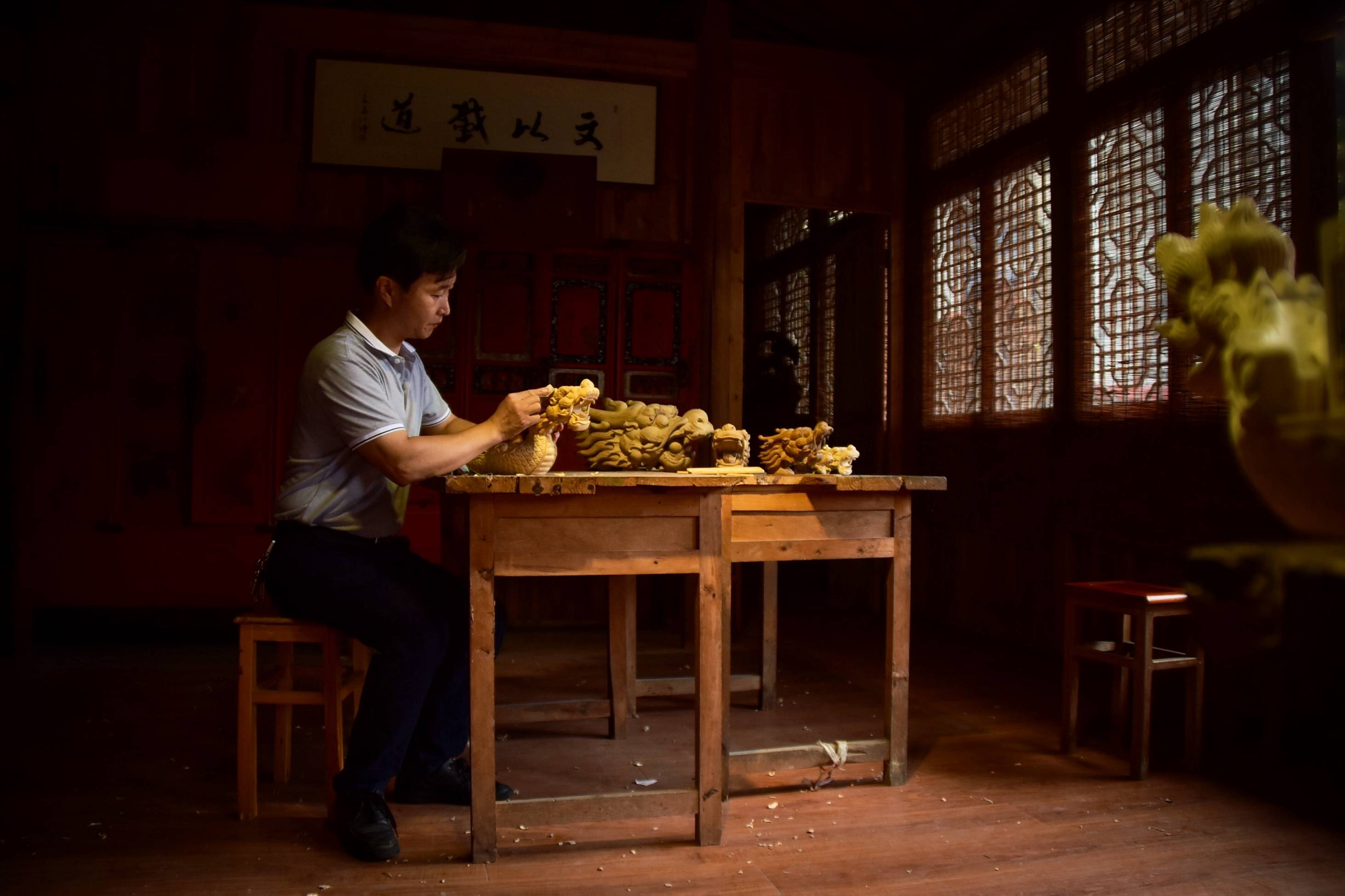 非遗匠人木雕情