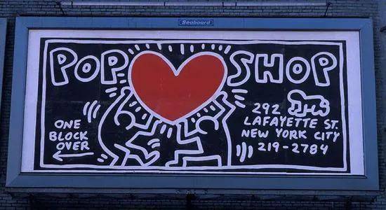 自家的广告牌当然也要手写啦~虽然keith haring的线下pop shop在 2005