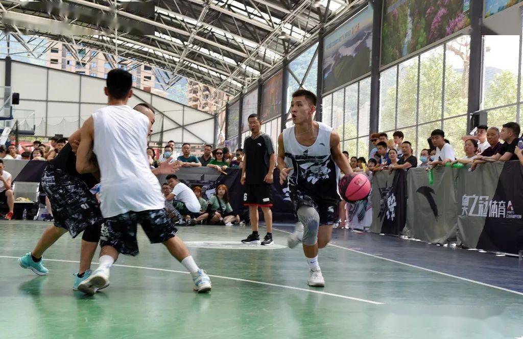 摄影丨炎炎烈日下的街头篮球比赛