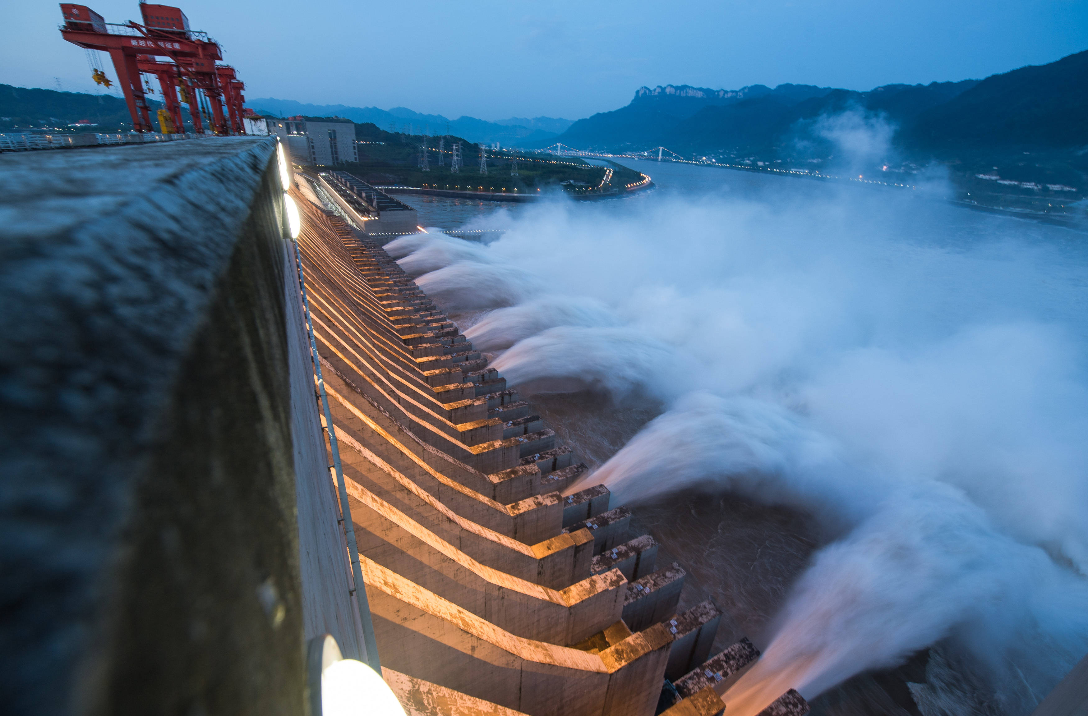 长江2020年第2号洪水平稳通过三峡大坝