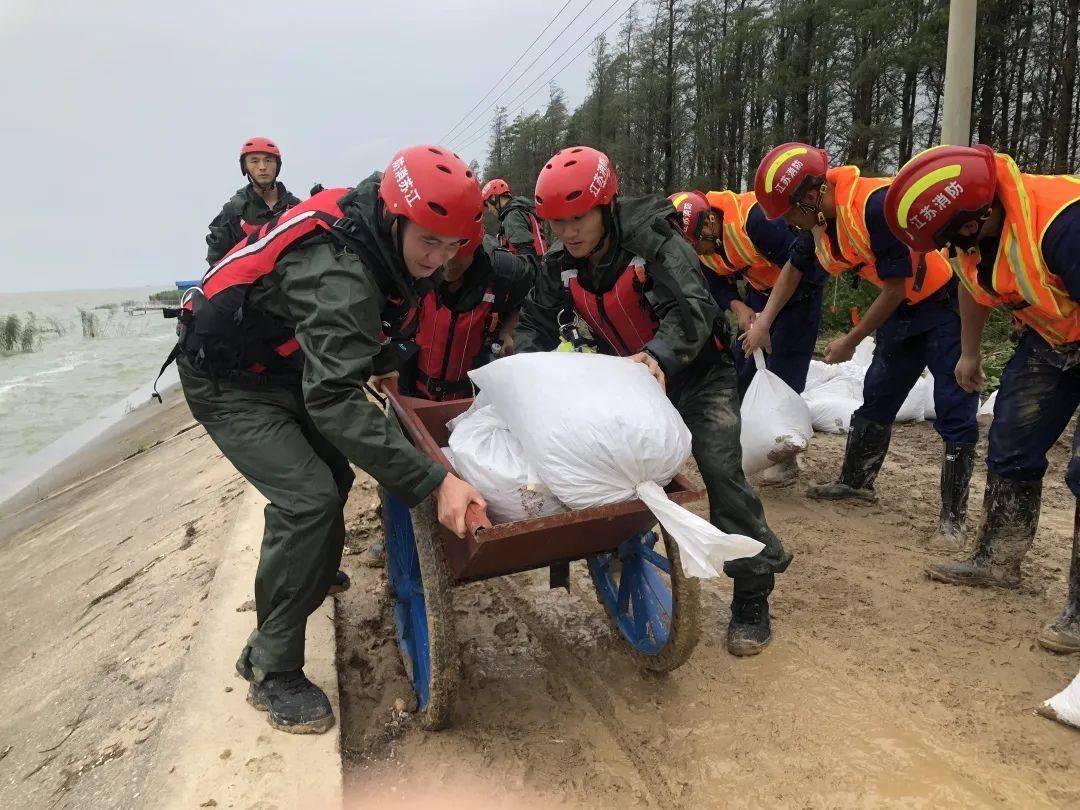 抗洪抢险一线乘风破浪的逆行者