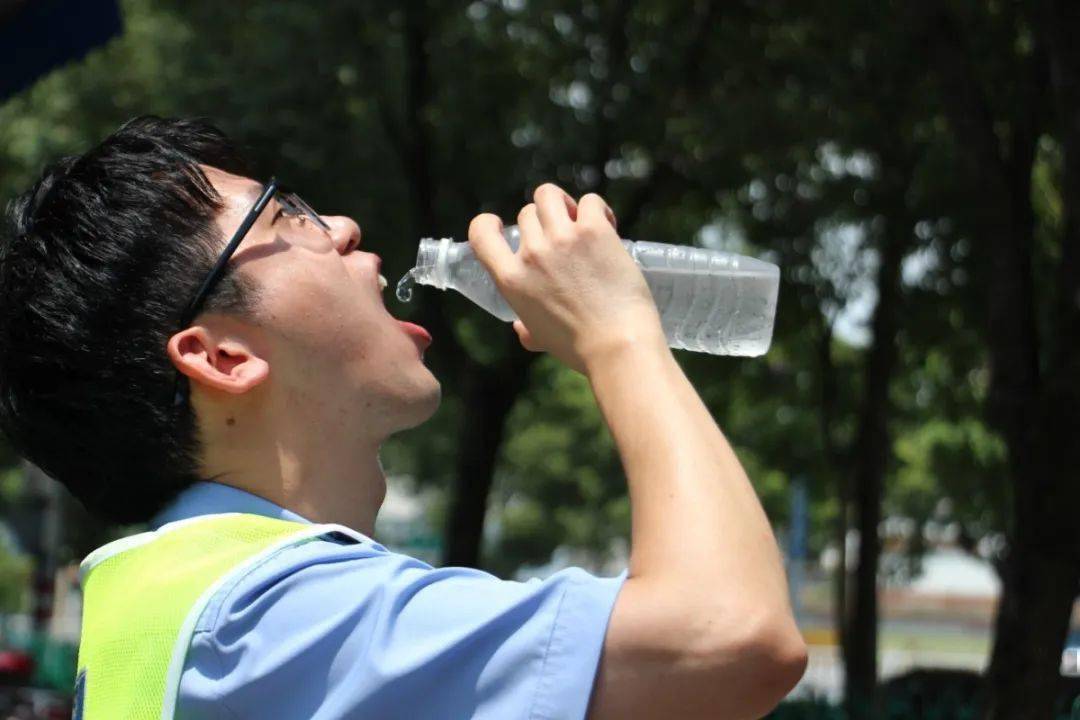 炎热高温下他们为争创文明城市两连冠奋斗着