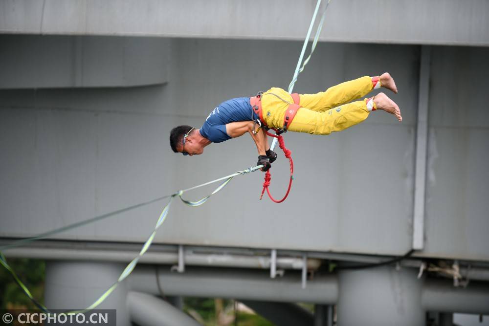 广东清远:500米高空走扁带