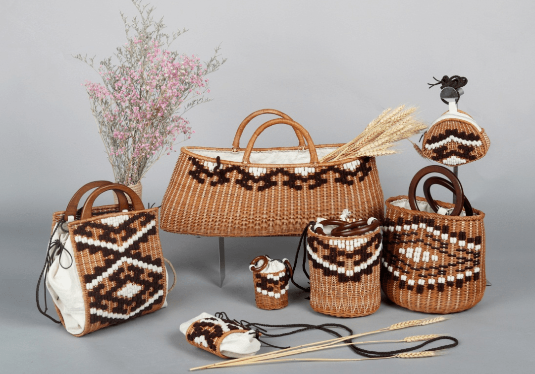 风大裙摆礼服,经过再设计,加工和改进造型,以芒编工艺进行编织呈现