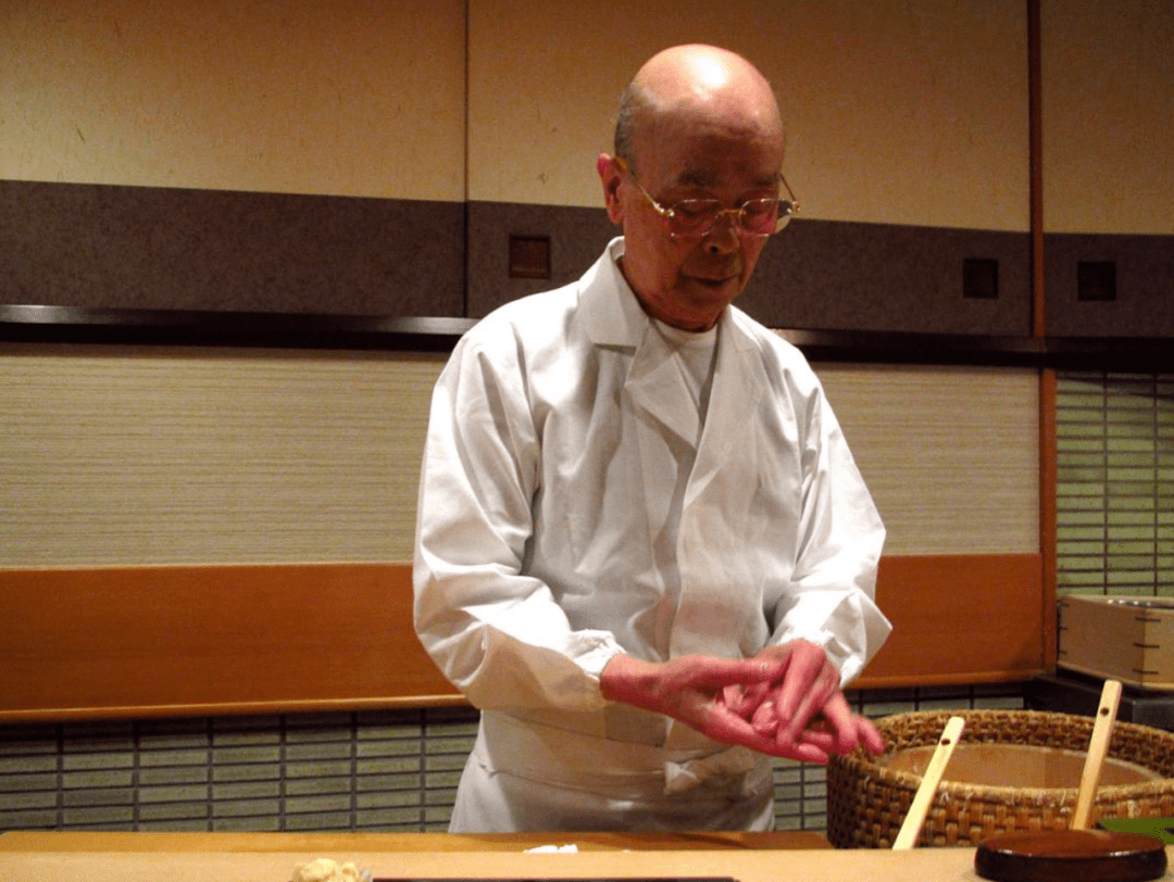 小野二郎在捏寿司