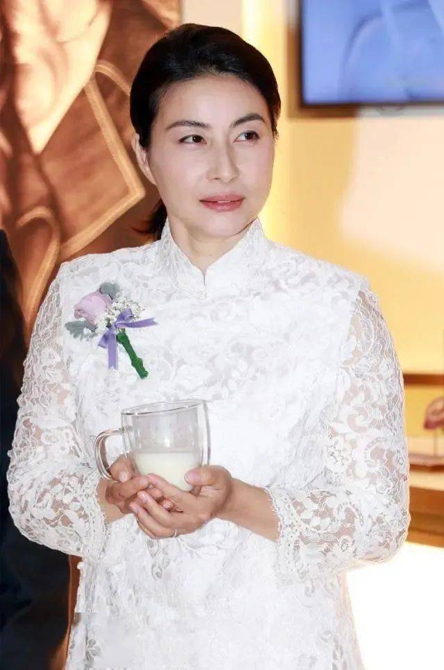 郭晶晶真是不一般穿白色旗袍气质出众尽显东方女性成熟魅力