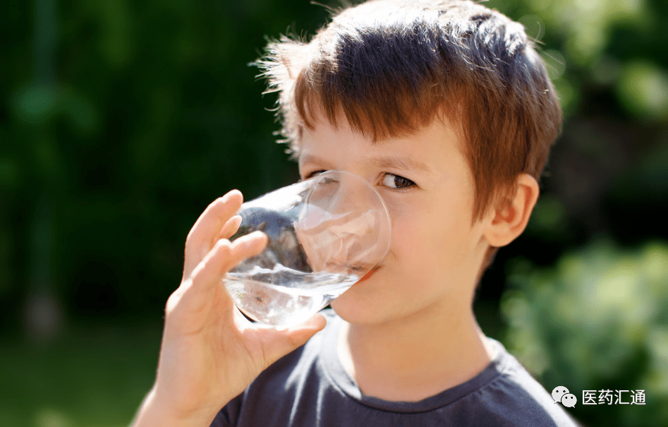 夏天出汗饮水多,可只有10%的人喝水正确