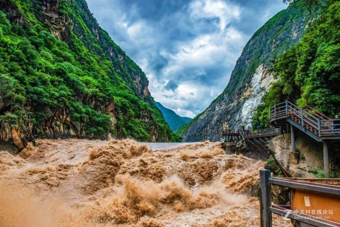 丽江这个地方这太壮观,不敢直视._虎跳峡