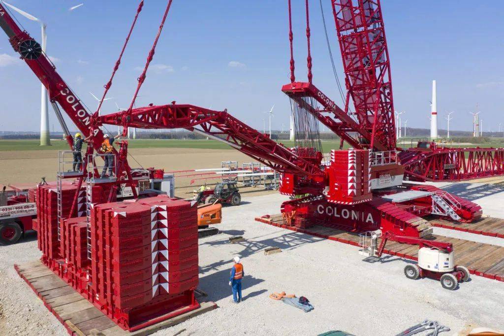 利勃海尔800吨级重磅新款lr180010履带吊首秀风电场