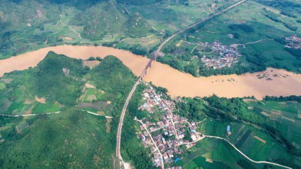 近期,柳州工务段管内焦柳线受到持续强降雨侵袭,最大连续降雨量为806.