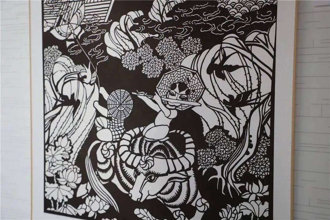 展示过程中,国家级非物质文化遗产金坛刻纸传承人,江苏省工艺美术大师