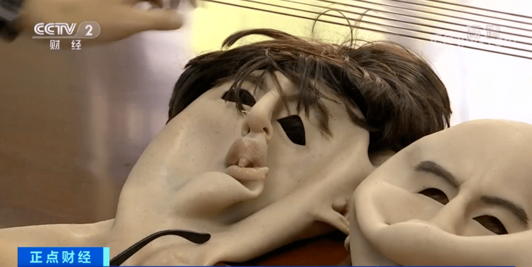 受武侠剧影响3人戴人皮面具盗窃,警察看上百次监控才将其抓获