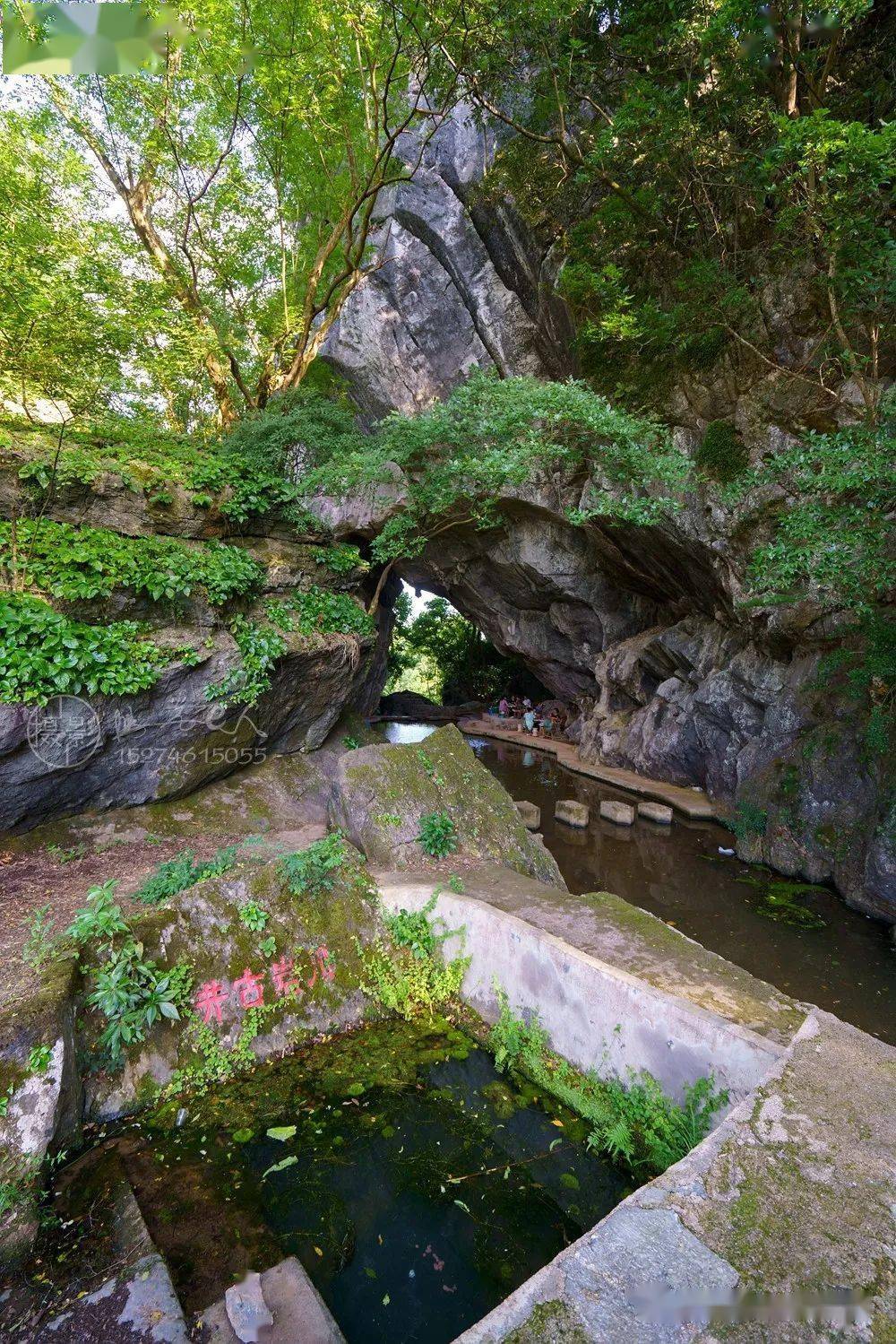 穿岩位于东安县川岩乡川岩村;翠岭的尽头,石岭侧边突然斜出一块巨石
