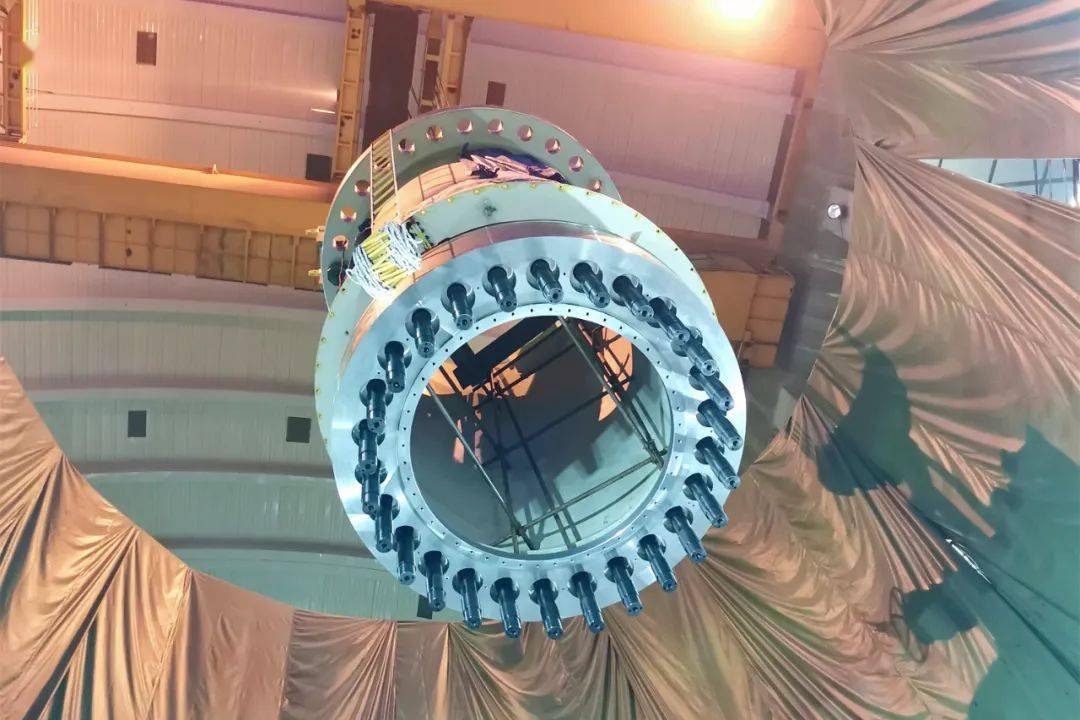 主轴是水轮发电机组转动部分的核心部件,白鹤滩主轴长约12.5米,直径3.