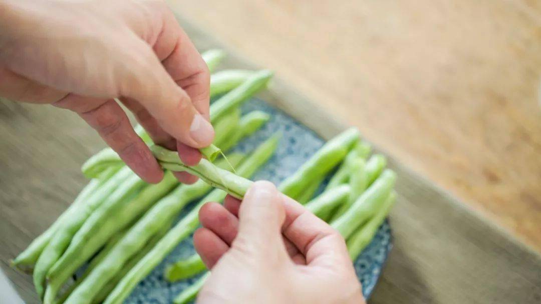 洗净后择去两侧的豆筋.四季豆也可以换成其他豆角,比如豇豆,扁豆等.
