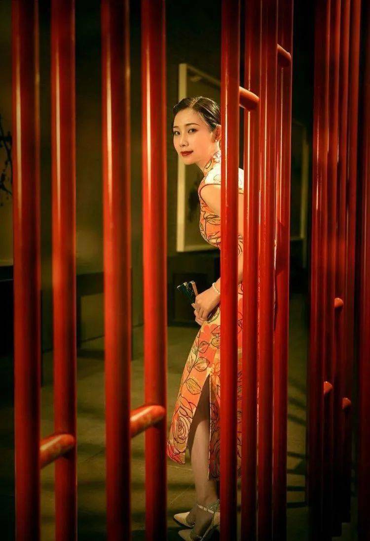 旧上海 百乐门 穿着艳丽旗袍的风尘女子 一步一婀娜 一步一妖娆 修长