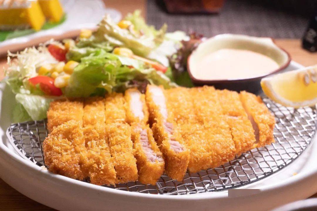 油脂在瘦肉中化开,令肉质依然保持水嫩多汁的状态,比起一般的吉列猪扒