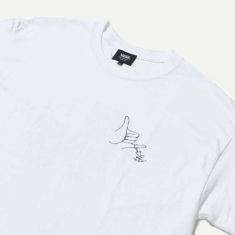 krisgoto从夏威夷多彩的花丛中伸出vans手势和你说666