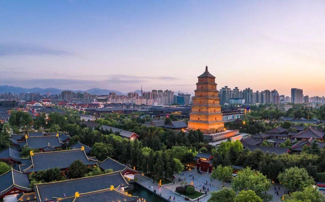 其实,真要论起历史底蕴,传奇色彩,小雁塔可是一点都不比大雁塔逊色的